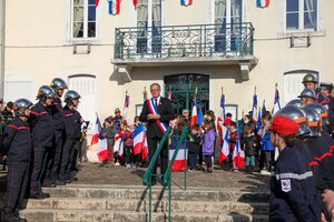 Clôture de la cérémonie sur le parvis de l'Hôtel de ville